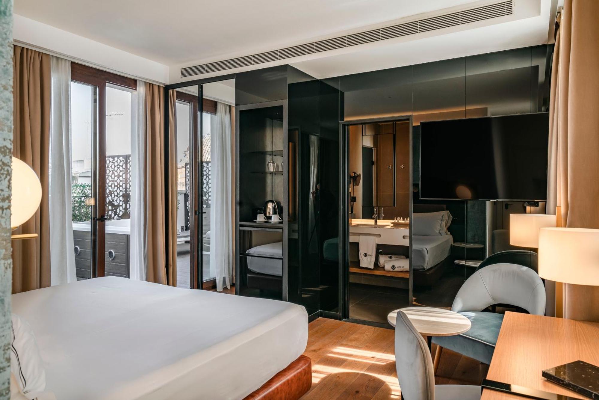 Unuk Hotel